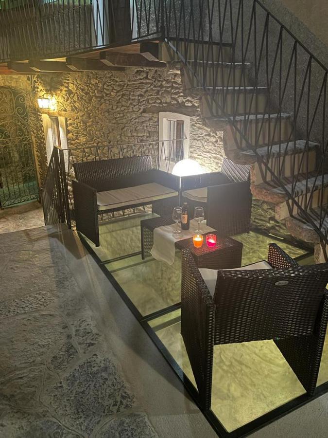 Independent Stone House With Lake View Musso Ngoại thất bức ảnh